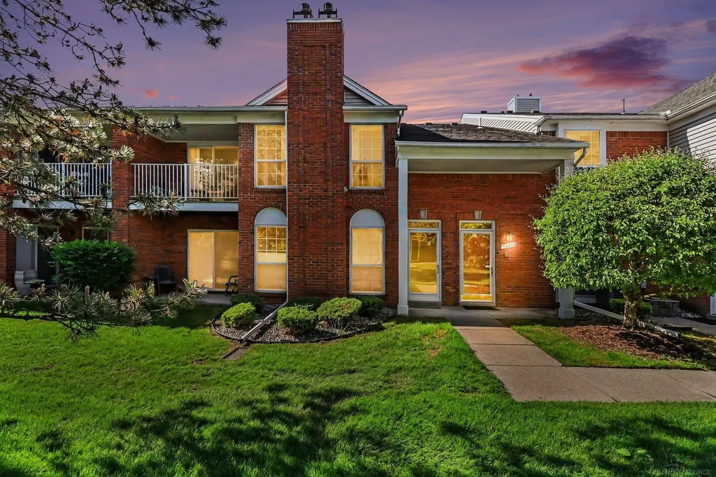 52328 Heatherstone Avenue Macomb Township MI 48042