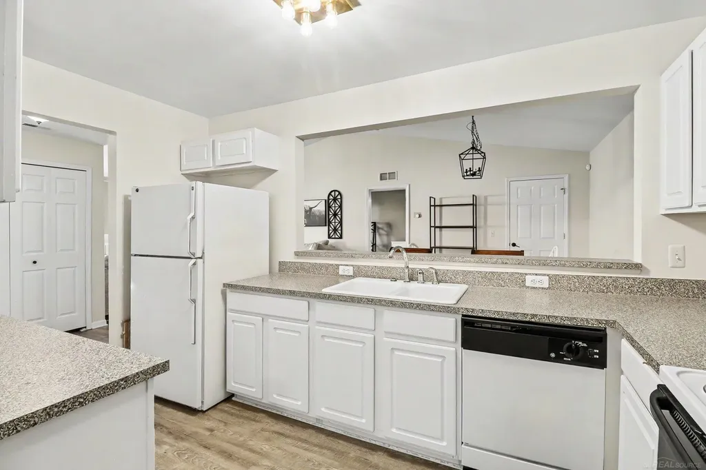 52328 Heatherstone Avenue Macomb Township MI 48042