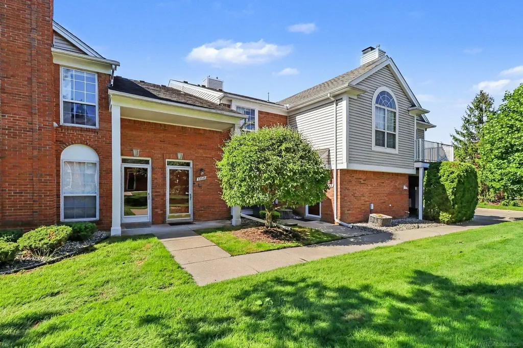 52328 Heatherstone Avenue Macomb Township MI 48042