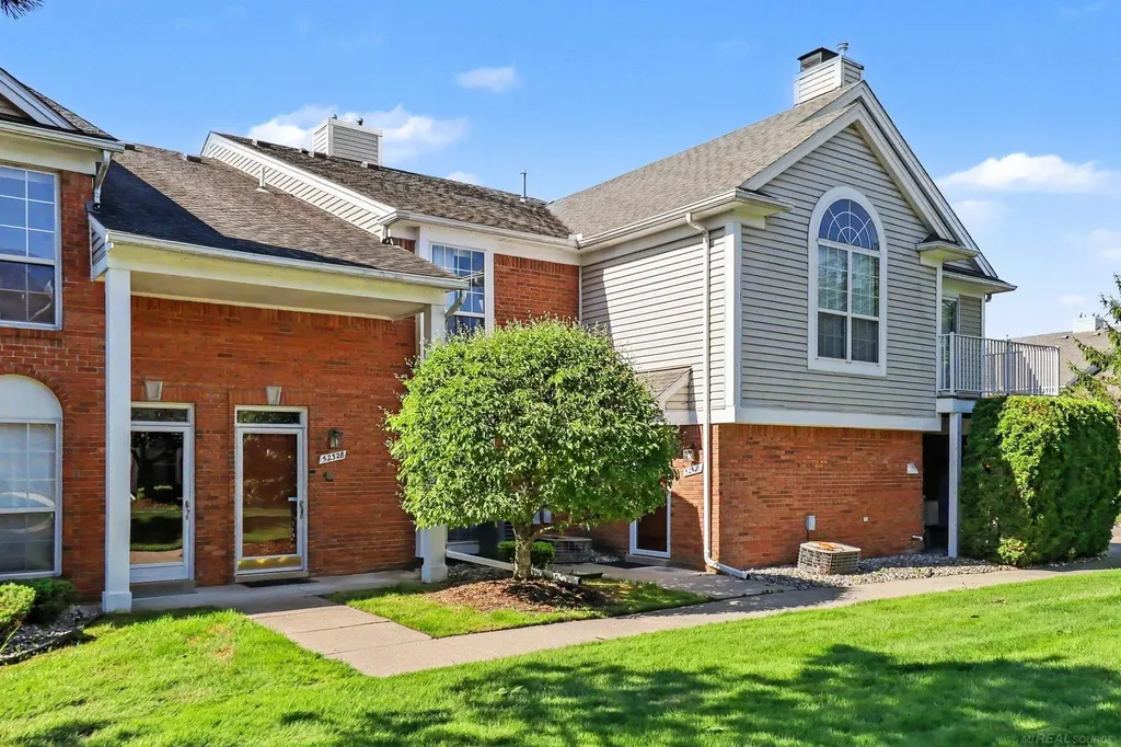 52328 Heatherstone Avenue Macomb Township MI 48042