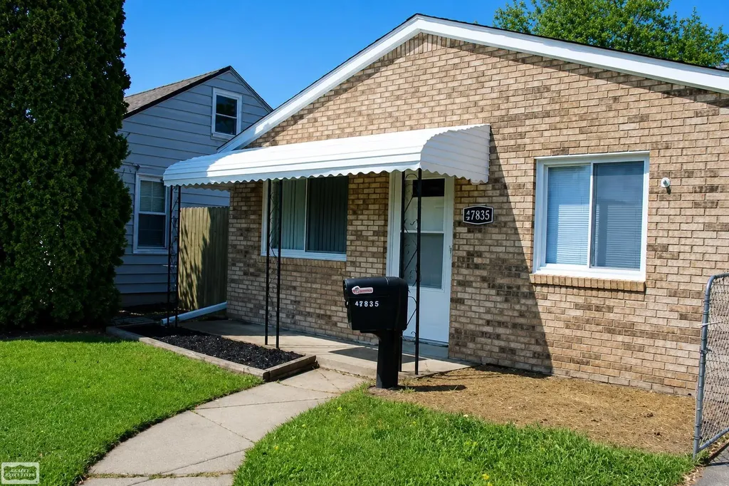 27835 Oneil Street Roseville City MI 48066