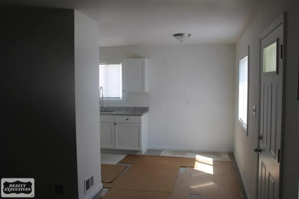 27835 Oneil Street Roseville City MI 48066