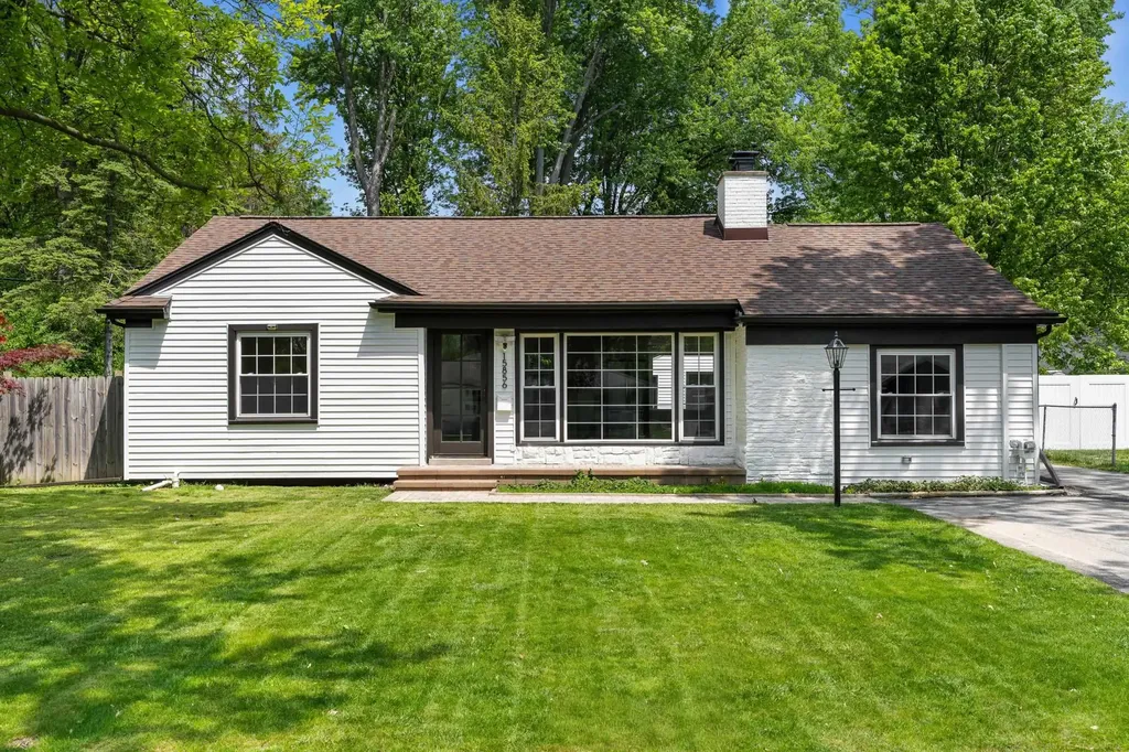 15856 Birwood Avenue Beverly Hills Village MI 48025