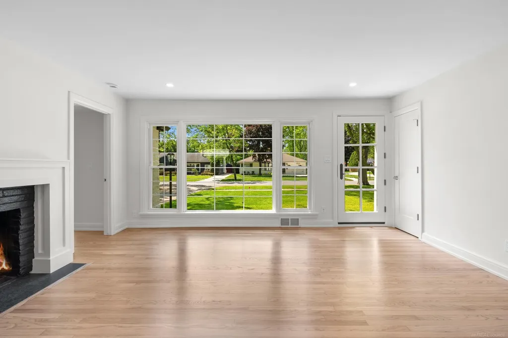 15856 Birwood Avenue Beverly Hills Village MI 48025