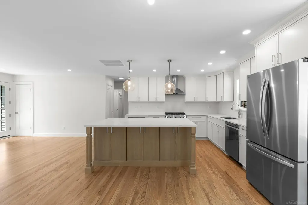 15856 Birwood Avenue Beverly Hills Village MI 48025