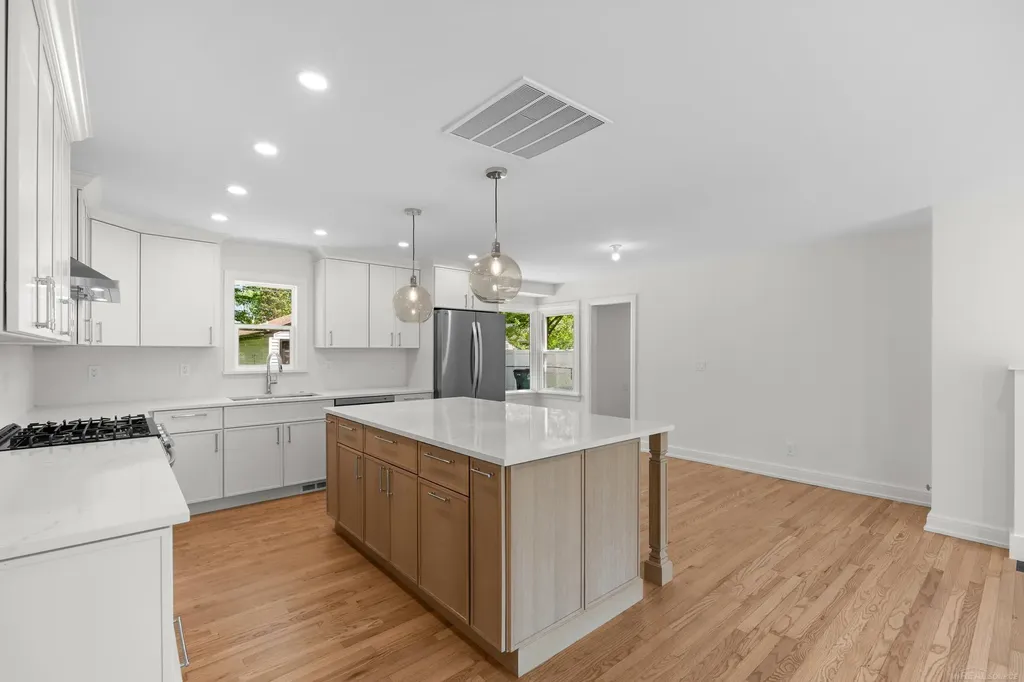 15856 Birwood Avenue Beverly Hills Village MI 48025