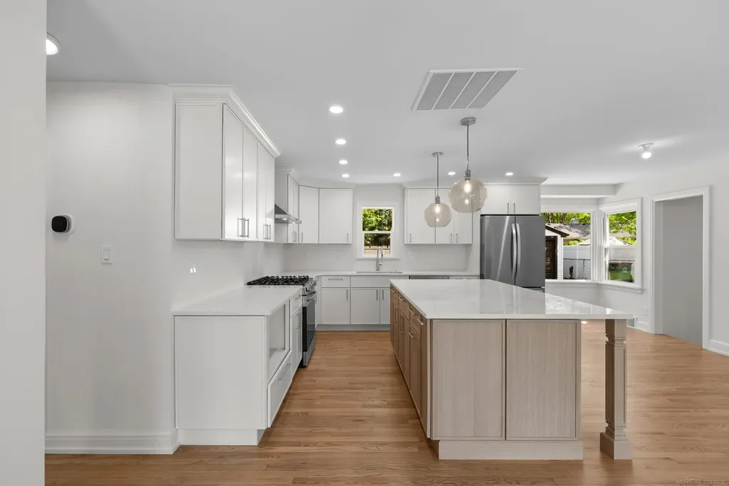 15856 Birwood Avenue Beverly Hills Village MI 48025