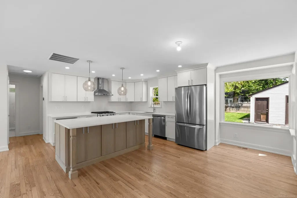 15856 Birwood Avenue Beverly Hills Village MI 48025