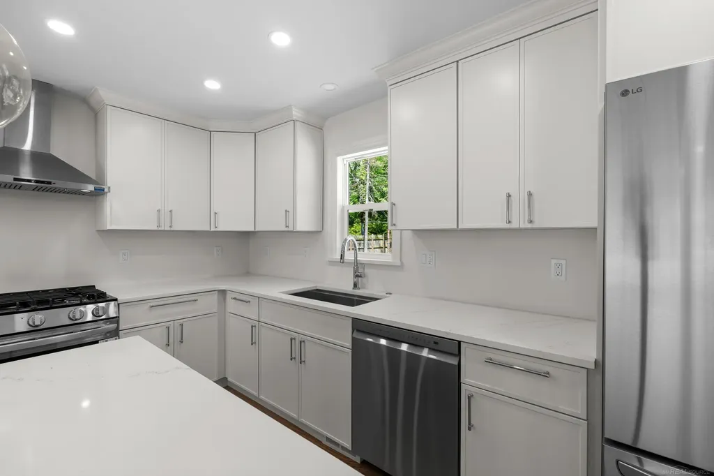 15856 Birwood Avenue Beverly Hills Village MI 48025