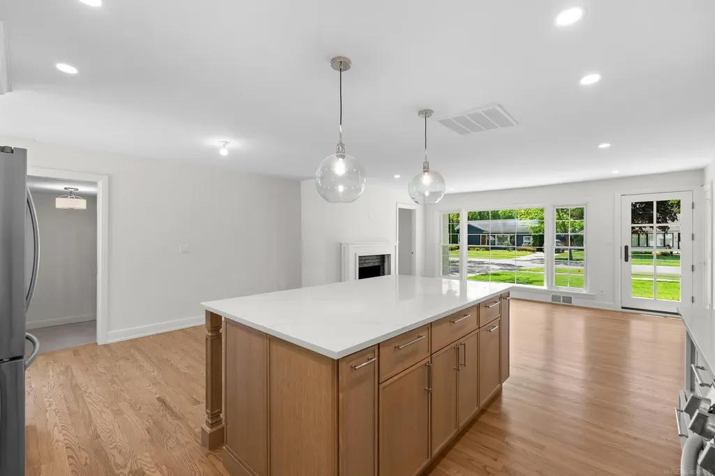 15856 Birwood Avenue Beverly Hills Village MI 48025