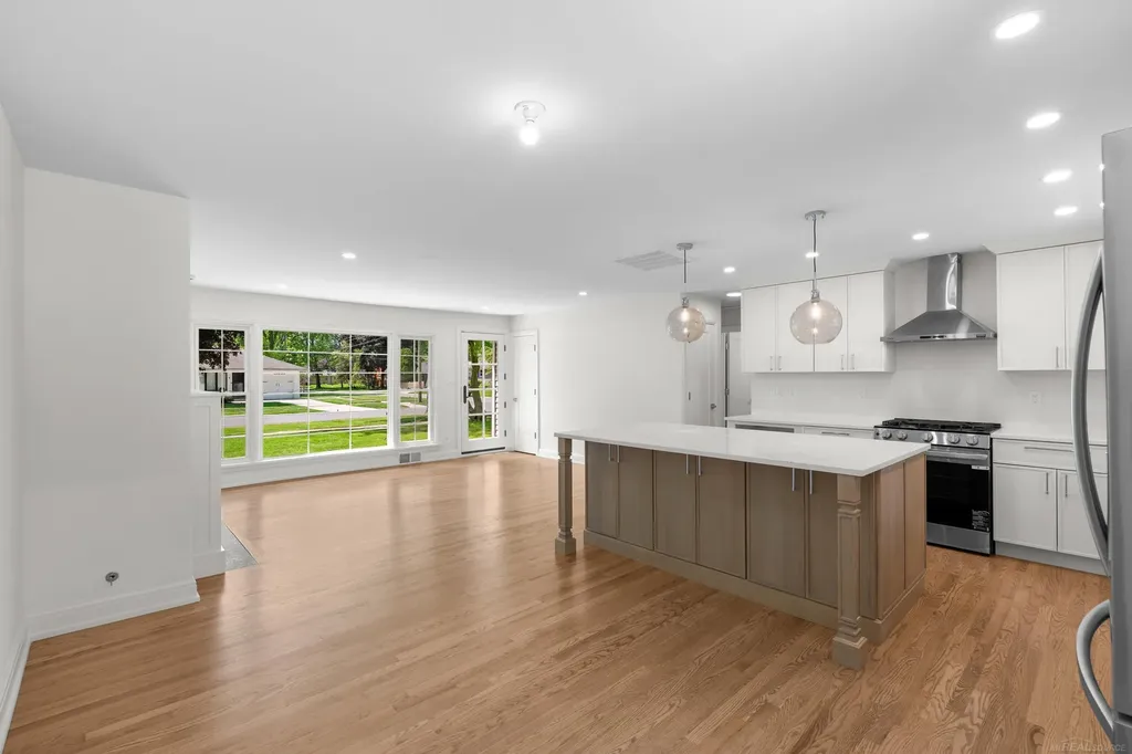 15856 Birwood Avenue Beverly Hills Village MI 48025