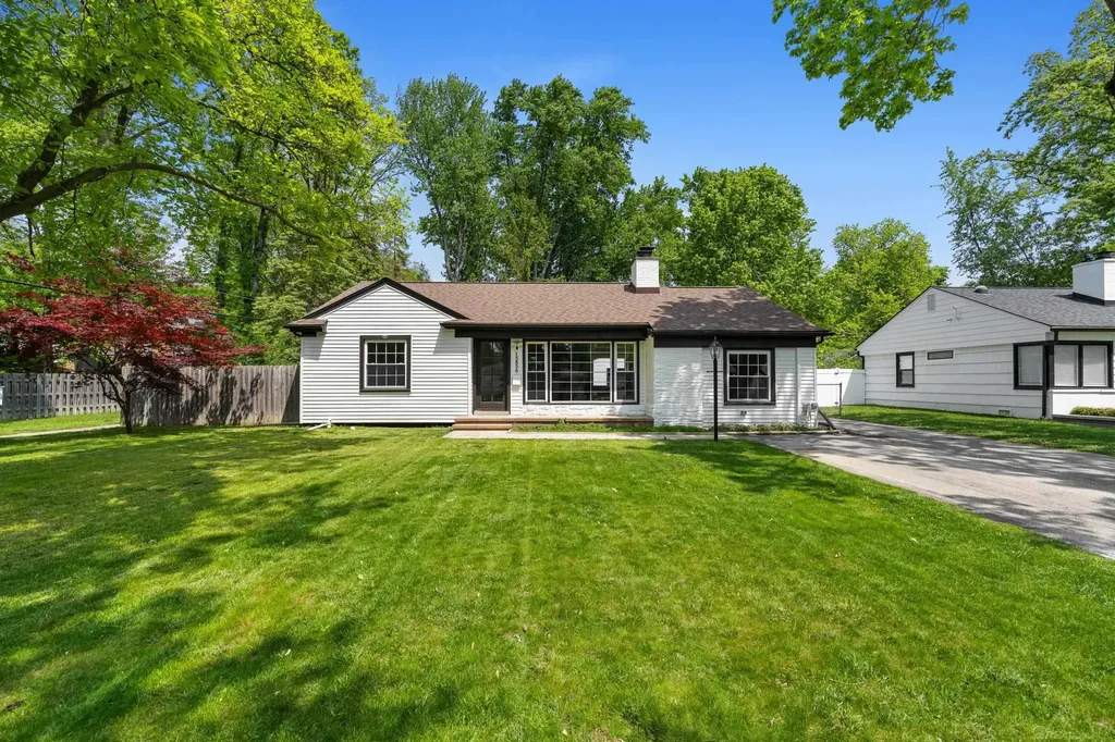 15856 Birwood Avenue Beverly Hills Village MI 48025