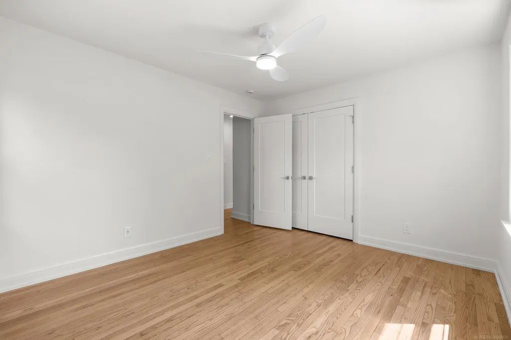 15856 Birwood Avenue Beverly Hills Village MI 48025
