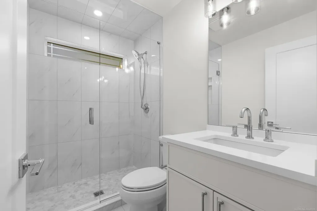 15856 Birwood Avenue Beverly Hills Village MI 48025