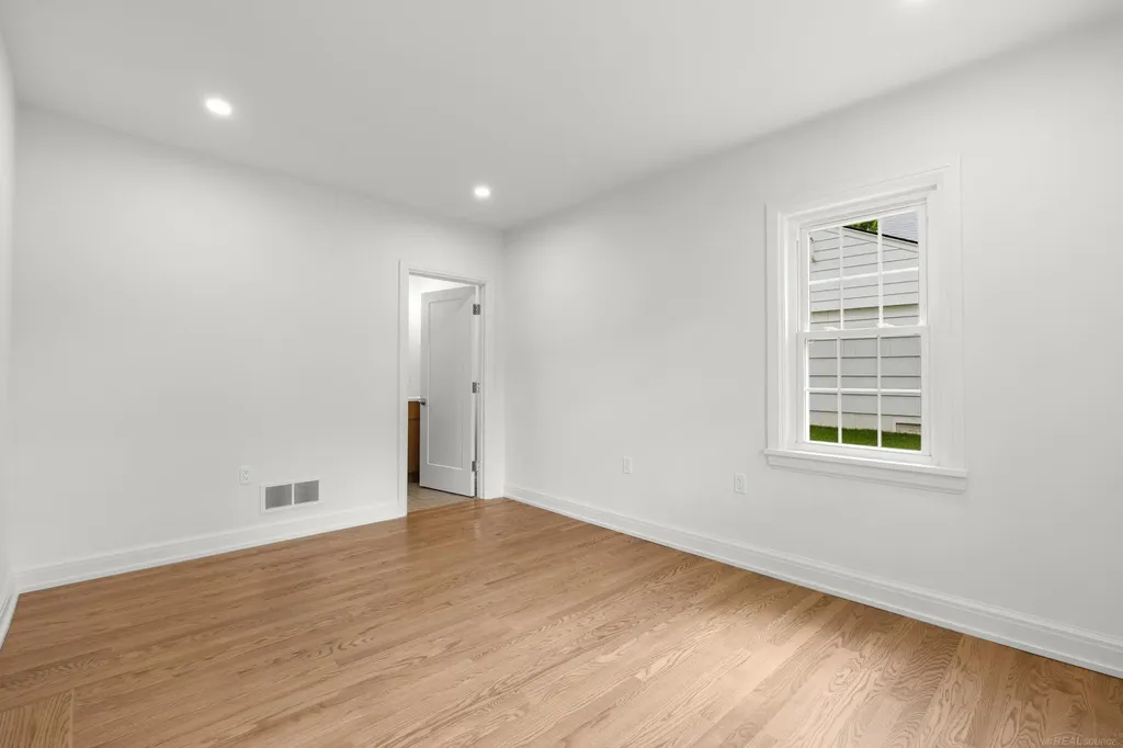 15856 Birwood Avenue Beverly Hills Village MI 48025