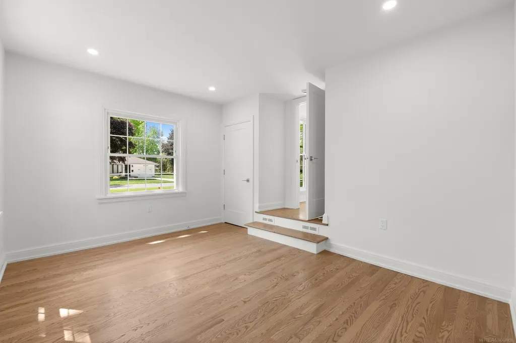 15856 Birwood Avenue Beverly Hills Village MI 48025
