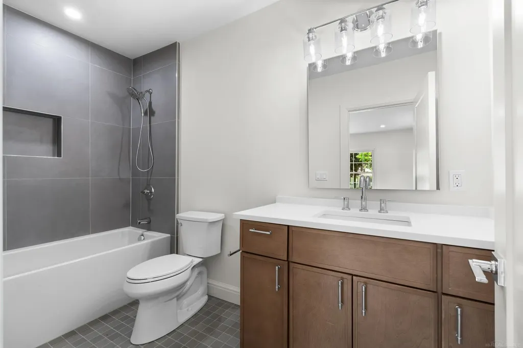 15856 Birwood Avenue Beverly Hills Village MI 48025