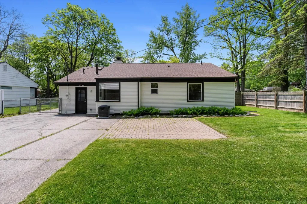 15856 Birwood Avenue Beverly Hills Village MI 48025