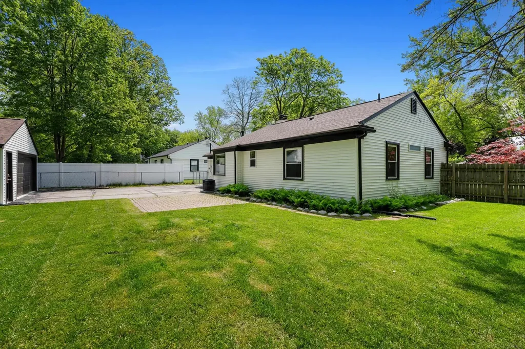 15856 Birwood Avenue Beverly Hills Village MI 48025