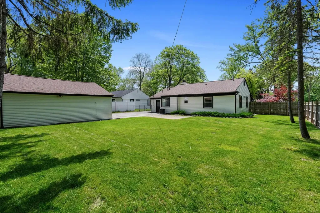 15856 Birwood Avenue Beverly Hills Village MI 48025