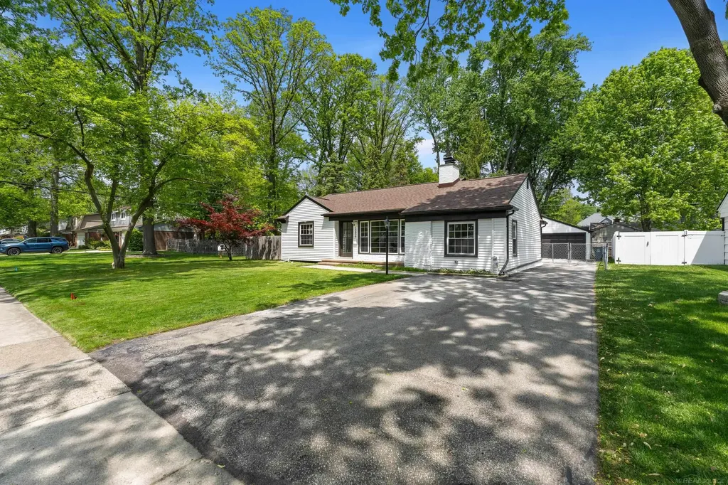 15856 Birwood Avenue Beverly Hills Village MI 48025