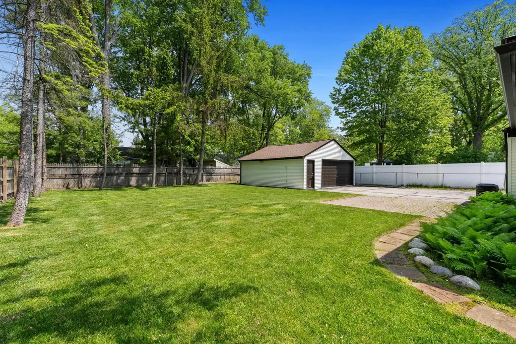 15856 Birwood Avenue Beverly Hills Village MI 48025