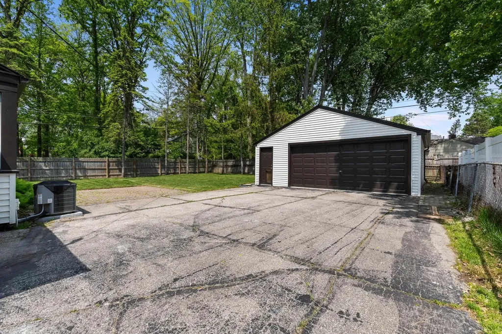 15856 Birwood Avenue Beverly Hills Village MI 48025