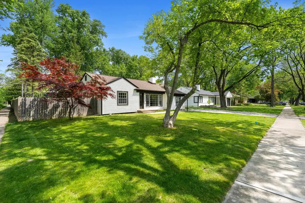 15856 Birwood Avenue Beverly Hills Village MI 48025