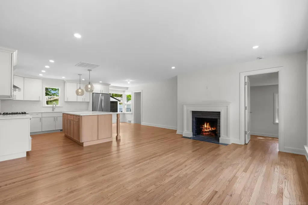 15856 Birwood Avenue Beverly Hills Village MI 48025