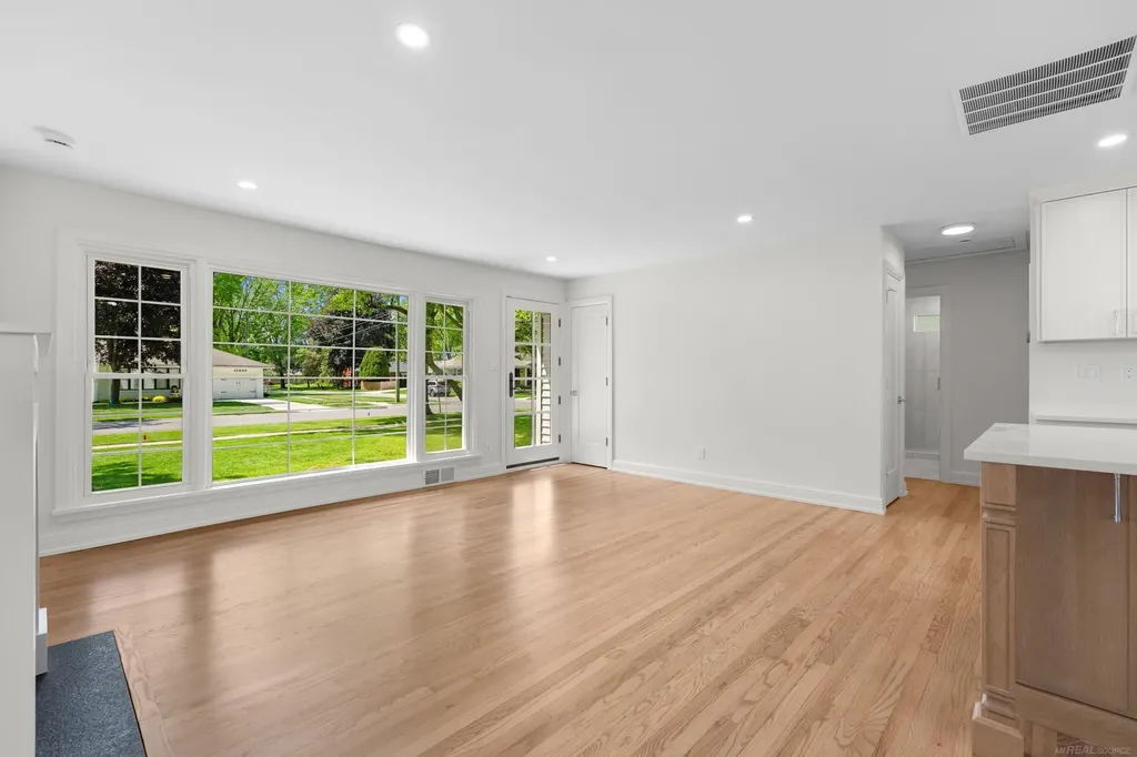 15856 Birwood Avenue Beverly Hills Village MI 48025