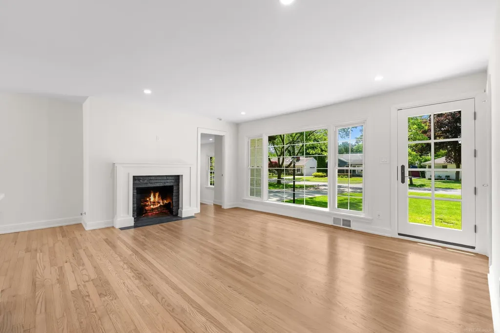 15856 Birwood Avenue Beverly Hills Village MI 48025