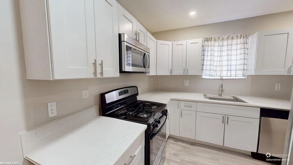 8415 Sherman Avenue Warren City MI 48089