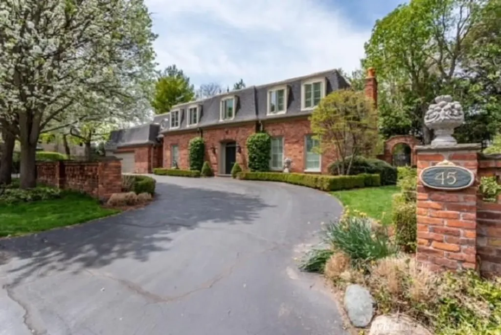 45 Lakecrest Lane Grosse Pointe Farms City MI 48236