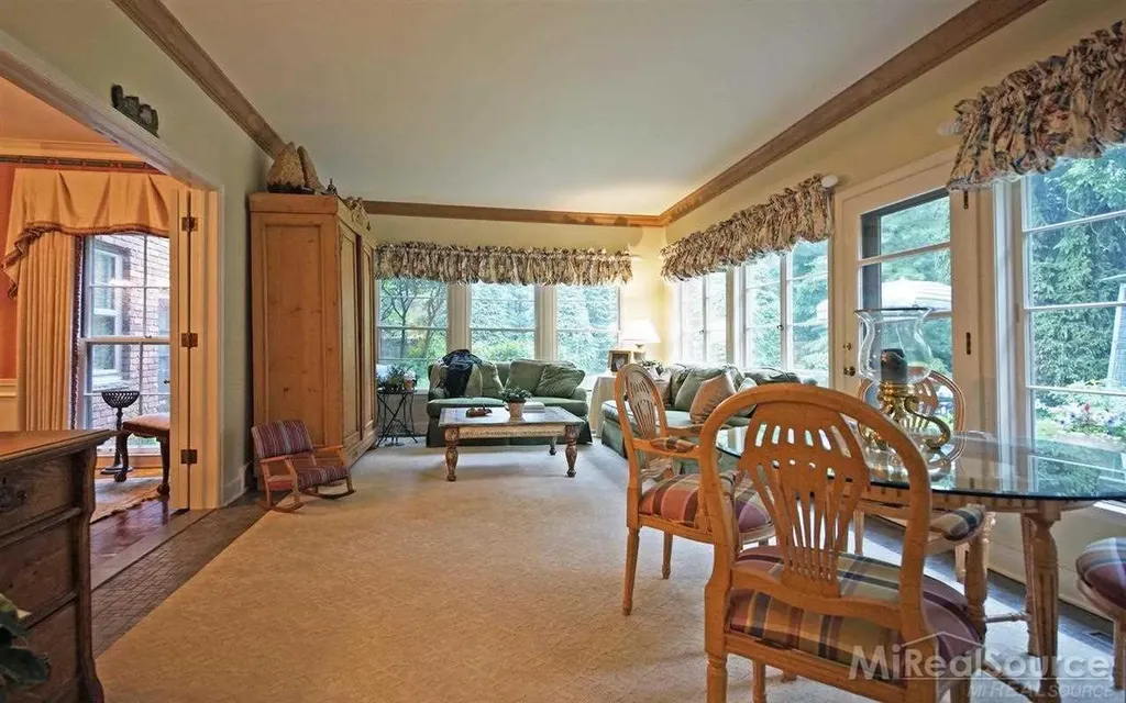 45 Lakecrest Lane Grosse Pointe Farms City MI 48236