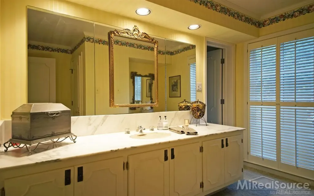 45 Lakecrest Lane Grosse Pointe Farms City MI 48236