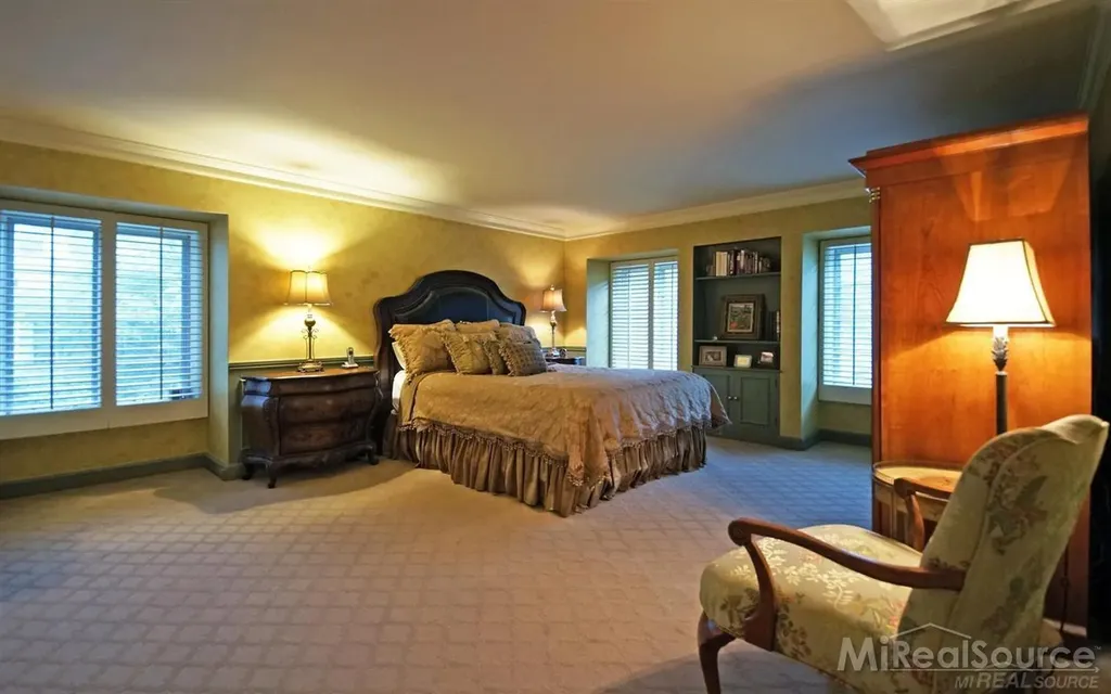 45 Lakecrest Lane Grosse Pointe Farms City MI 48236
