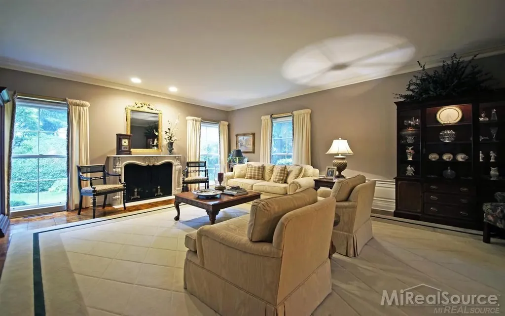 45 Lakecrest Lane Grosse Pointe Farms City MI 48236