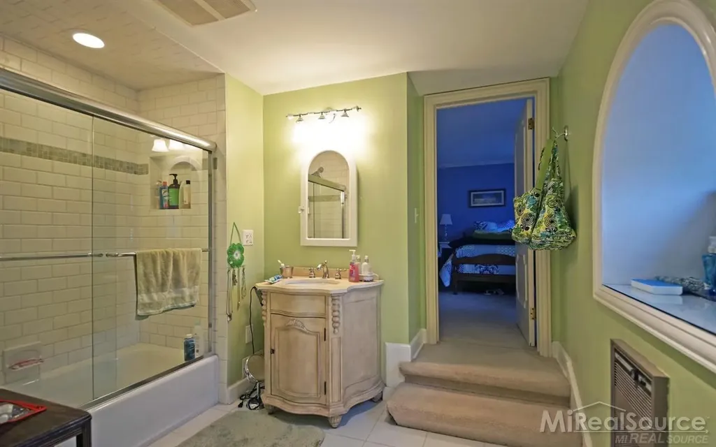 45 Lakecrest Lane Grosse Pointe Farms City MI 48236