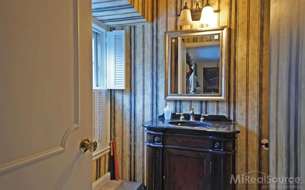 45 Lakecrest Lane Grosse Pointe Farms City MI 48236