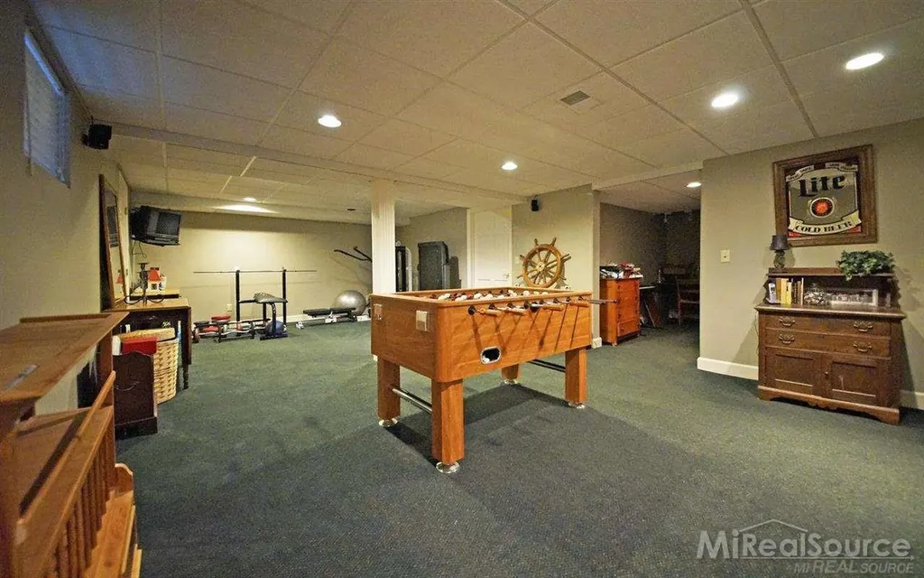 45 Lakecrest Lane Grosse Pointe Farms City MI 48236
