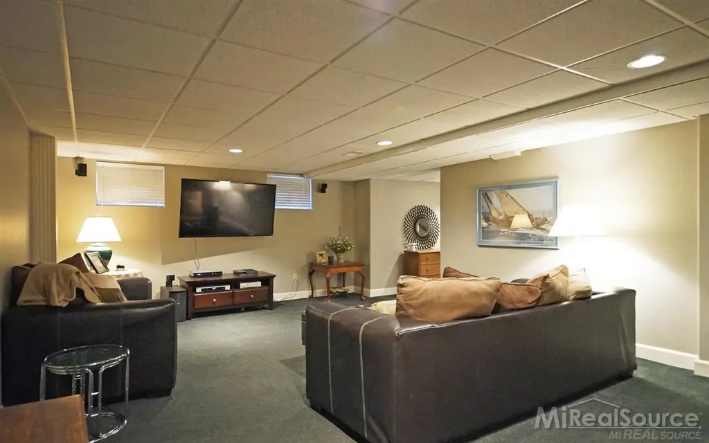 45 Lakecrest Lane Grosse Pointe Farms City MI 48236