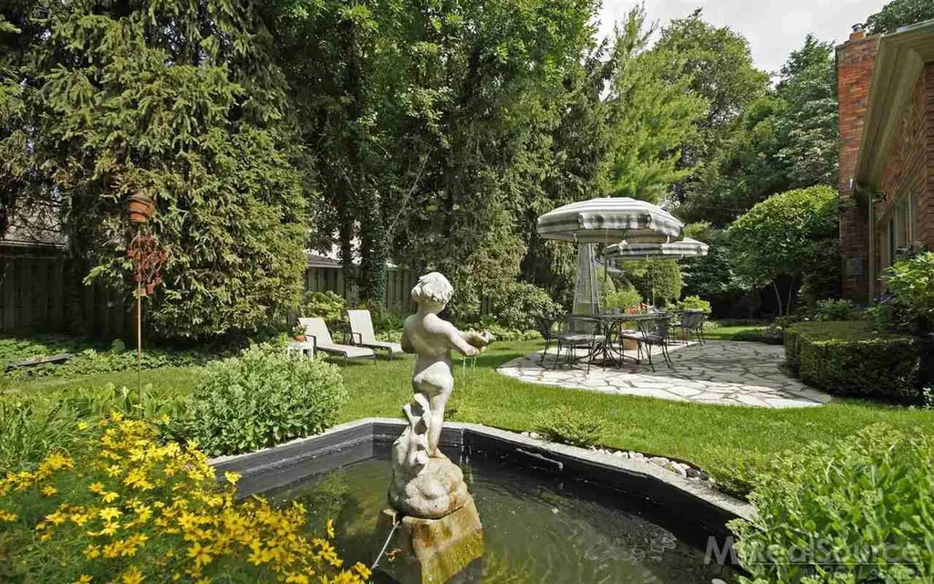 45 Lakecrest Lane Grosse Pointe Farms City MI 48236