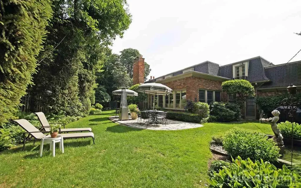 45 Lakecrest Lane Grosse Pointe Farms City MI 48236