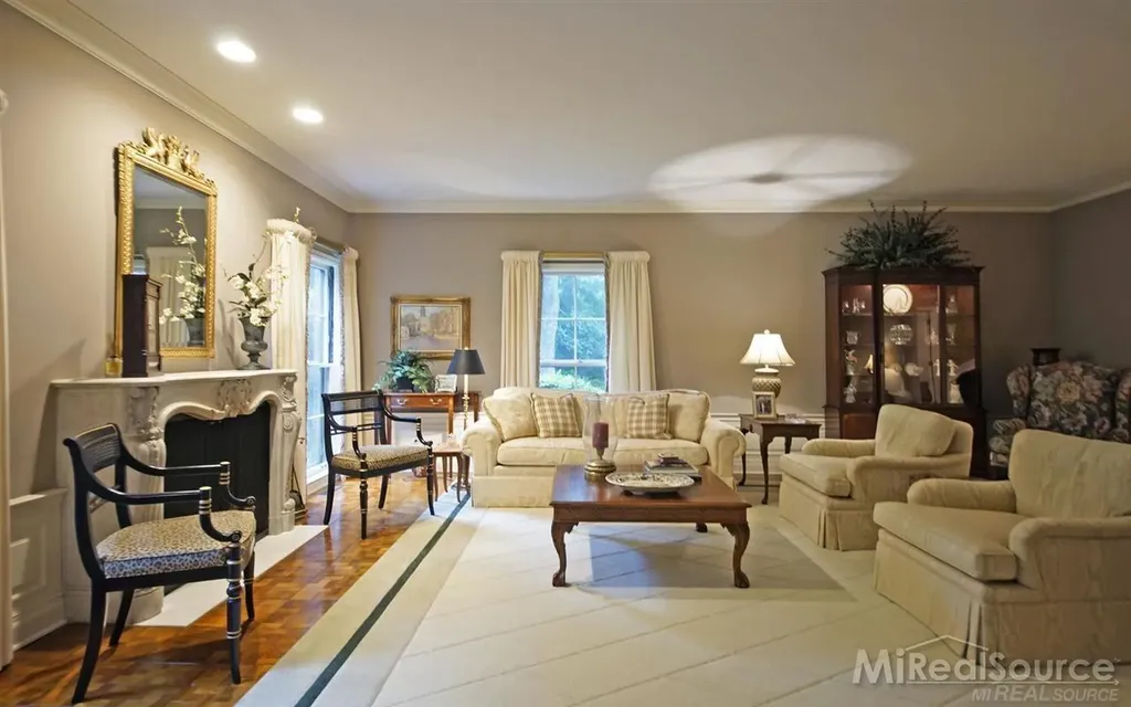 45 Lakecrest Lane Grosse Pointe Farms City MI 48236