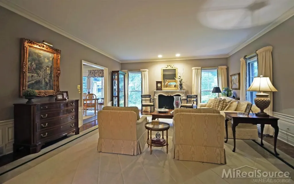 45 Lakecrest Lane Grosse Pointe Farms City MI 48236