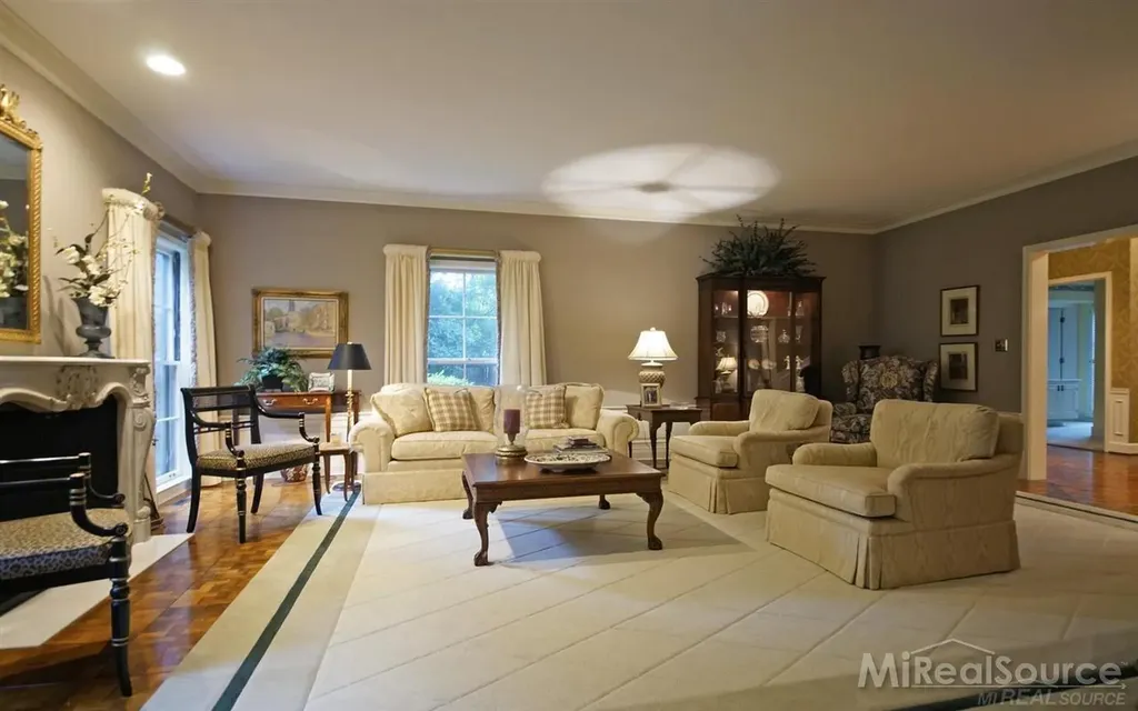 45 Lakecrest Lane Grosse Pointe Farms City MI 48236