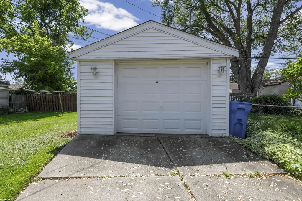 1188 E Barrett Avenue Madison Heights City MI 48071