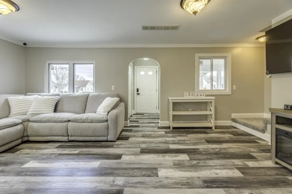 29230 Harding Street Roseville City MI 48066