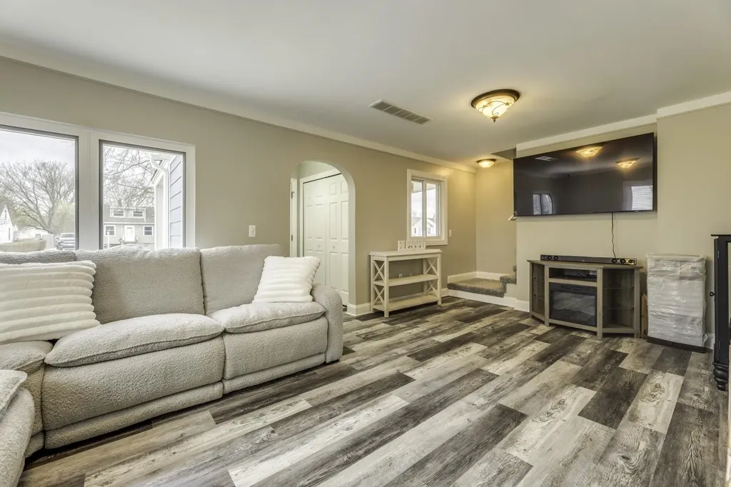 29230 Harding Street Roseville City MI 48066