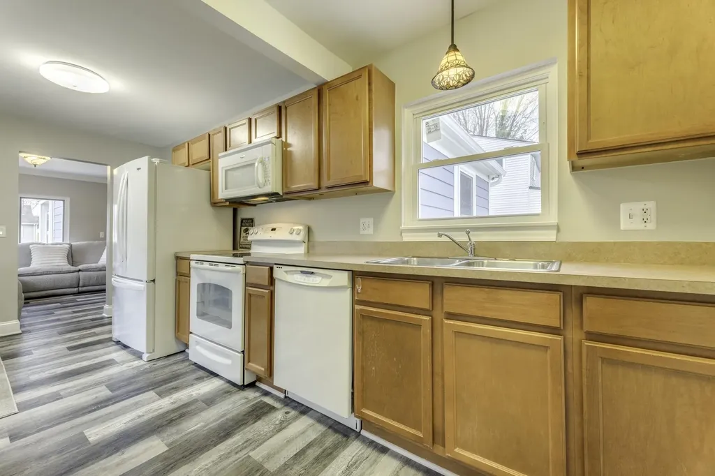 29230 Harding Street Roseville City MI 48066